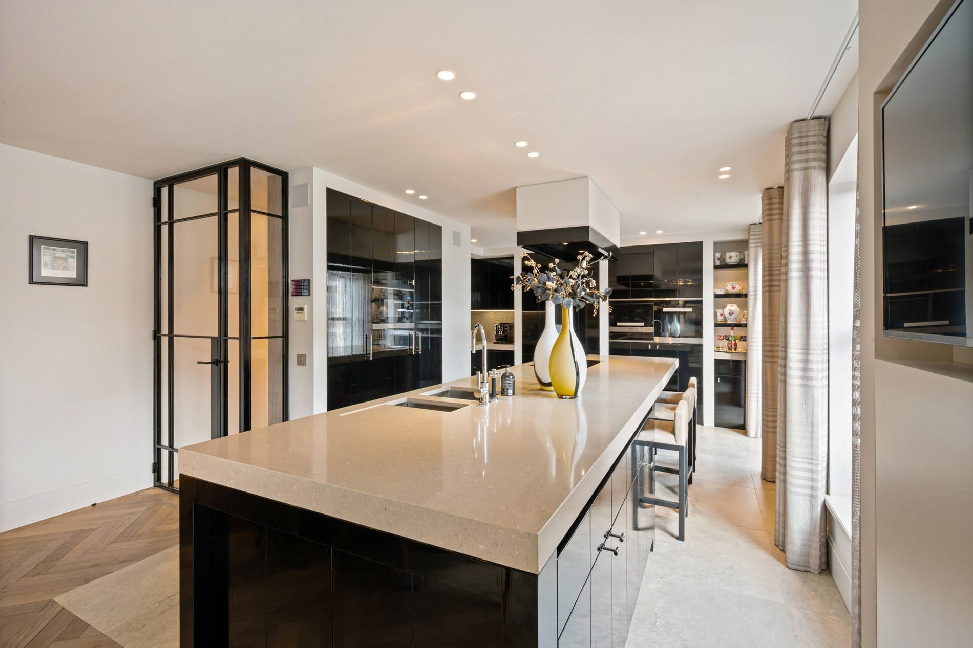 Timeless architecture and contemporary comfort in an exclusive city mansion - photo 4