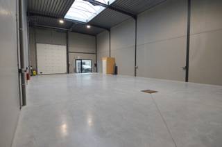 Ontdek uw ideale bedrijfslocatie! Een nieuwe bedrijvenzone, strategisch gelegen in de Emiel Clausstraat 37A in Sint-Eloois-Vijve. <br /><br />Topligging en uitstekende bereikbaarheid! Deze bedrijvenzone ligt in het hart van West-Vlaanderen, in de directe nabijheid van belangrijke verkeersaders zoals de E17 en N36. Dit garandeert niet alleen een vlotte toegang tot grote steden zoals Kortrijk, Waregem en Gent, maar ook een snelle verbinding met de rest van België en Noord-Frankrijk. De nabijheid van deze snelwegen maakt het een ideale locatie voor bedrijven die een uitstekende bereikbaarheid en logistieke efficiëntie nodig hebben.<br /><br />Deze unit heeft een oppervlakte van 220,5m². Of u nu een opslagplaats, showroom of kantoorruimte nodig heeft, deze unit biedt de flexibiliteit en infrastructuur om aan al uw bedrijfsbehoeften te voldoen. De unit is voorzien van toilet met lavabo en van twee autostandplaatsen.<br /><br />Bent u op zoek naar een strategische locatie voor uw onderneming? Deze bedrijvenzone biedt alles wat u nodig heeft om uw bedrijfsactiviteiten naar een hoger niveau te tillen. <br /><br />Huurprijs: 975 EUR/maand + 50 EUR/maand syndic of een totaal van 1.025 EUR/maand (excl. 21% btw)<br />Commissie verhuurkantoor: 1 maand huur + btw<br />3 maanden huurwaarborg<br />Kost registratie ten laste van de huurder<br />Adres: Emiel Clausstraat 37A , 8793 Sint-Eloois-Vijve<br />Onze referentie: DEV5259