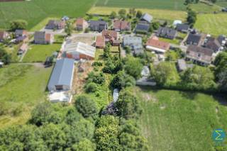 Deze te renoveren woning met potentieel is gelegen op een perceel van 567m², in een rustige en landelijke omgeving.<br /><br />Vanuit de inkomhal betreedt men de ruime woonkamer, dewelke verder aansluiting geeft naar de grote keuken met toegang tot de kelder en een apart toilet. Achter de keuken bevinden zich nog twee bergingen, dewelke verder toegang verschaffen tot enerzijds de tuin en anderzijds een schuurtje van 37m², hetwelk tevens als garage kan fungeren.<br />Op de verdieping bevinden zich drie slaapkamers en treffen we de badkamer met ligbad, lavabo en toilet. De mogelijks in te richten zolder is via een luik toegankelijk.<br /><br />Deze woning kan tevens samen aangekocht worden met de naastgelegen woning nr. 53, om als zodanig een ruim geheel te creëren. Ook kunnen bij voorkeur de achterliggende percelen van 1.606m² en 544m² bij aangekocht worden. <br /><br />Specificaties:<br />- Schrijnwerk: PVC met dubbele beglazing en hout met enkele beglazing v.v. rolluiken<br />- Verwarming op stookolie<br />- EPC: 663 kWh/(m²/jaar) - F-label (renovatieplicht)<br />- Achterliggende percelen: 1.606m² (€16.000) / 544m² (€5.500)