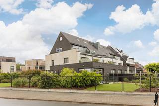 Op zoek naar een <strong>bijzonder </strong>ruim appartement met een moderne uitstraling en een <strong>hoogwaardige </strong>afwerking? Deze stijlvolle <em>duplex </em>uit 2015 combineert comfort, licht en ruimte op een absolute toplocatie in Beveren-Waas. Dankzij de grote raampartijen geniet het appartement van een overvloed aan natuurlijke lichtinval en een aangename woonbeleving. Bovendien beschikt het pand over een gunstig EPC-label <strong>A</strong>, wat garant staat voor <strong>energiezuinig </strong>wonen.<br /><br />De duplex bevindt zich in een rustige, <strong>landelijke </strong>omgeving, terwijl het centrum van Beveren toch vlakbij ligt. Een ideale combinatie van rustig wonen en een vlotte bereikbaarheid van winkels, scholen en verbindingswegen.<br /><br />Indeling benedenverdieping<br />- Ruime en lichtrijke leefruimte<br />- <strong>Moderne </strong>keuken voorzien van alle comfort<br />- Badkamer met bad op de benedenverdieping<br />- 2 praktische <strong>bergingen</strong><br />-Gezellig <strong>terras </strong>om volop van het buitenleven te genieten<br />-<strong>Carport inbegrepen in de prijs!</strong><br /><br />Indeling bovenverdieping<br />- 3 volwaardige slaapkamers<br />- <strong>Tweede </strong>badkamer op de bovenverdieping<br /><br />Extra troeven<br />- <strong>Topligging </strong>in Beveren-Waas<br />- Rustige, landelijke ligging vlakbij het centrum<br />- Bouwjaar 2015<br />- Centrale verwarming op <strong>gas</strong><br />- Luxueus afgewerkt<br />- <strong>Moderne </strong>architectuur en uitstraling<br />- EPC-label <strong>A</strong><br /><br />Een instapklaar en stijlvol duplexappartement waar ruimte, comfort en energiezuinigheid perfect samenkomen. Ideaal voor wie op zoek is naar modern wonen op een rustige locatie, met alle voorzieningen binnen handbereik.
