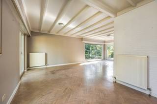 Rustig gelegen gelijkvloers landhuis met 4 slaapkamers op een zuidgeoriënteerd perceel van 2.495m² met straatbreedte van 38m. Absolute toplocatie in de residentiële wijk "Het Risschot", ideaal voor wie houdt van rust en natuur! De woning is steeds goed onderhouden doch gedeeltelijk te moderniseren of uit te breiden.<br /><br /><strong><span>Indeling</span></strong>: inkomhal; woonkamer in L -vorm op parket (38m²); keuken (12m²); nachthal; apart toilet; 4 slaapkamers; badkamer met inloopdouche, ligbad, lavabo en toilet; inpandige berging met toegang tot de bergzolder; buitenberging met cv ketel. In de voortuin bevindt zich een dubbele carport. De achtertuin is voorzien van een zonnig zuid georiënteerd terras van 22m².<br /><br /><strong><span>Troeven</span></strong> woning: recent (2016) vernieuwd pannendak met pur geïsoleerde zoldervloer; ramen met hoogrendementsbeglazing en rolluiken; ventilatiesysteem; condensatieketel op aardgas; conforme elektriciteit en conformiteitsattest.<br /><br />De woning heeft een bewoonbare gelijkvloerse oppervlakte van 135m², doch kan nog uitgebreid worden.<br />De woning is snel beschikbaar bij notariële akte.<br />P score: D<br />G score: A<br /><span>Huis kopen of verkopen in Zoersel? Bel 03 361 51 51 of via info@yvesvanpelt.be voor een gratis schatting.</span>