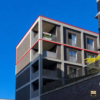 <p><span>Uitzonderlijke penthouse op toplocatie in het centrum van Genk </span><span><br /><br /></span><span>Bent u op zoek naar een uitzonderlijk appartement met standing, gelegen op een toplocatie? <br />Dit prachtig afgewerkte dakappartement in het centrum van Genk combineert ruimte, luxe en <br />een overvloed aan natuurlijk licht, en biedt een unieke woonervaring.<br /><br />Bij het betreden van het appartement komt u terecht in een zeer ruime en lichtrijke leefruimte, <br />waar grote raampartijen zorgen voor een open gevoel en een aangename connectie met de <br />buitenomgeving. Dankzij de royale oppervlakte met extra hoge plafonds is er meer dan <br />voldoende plaats voor een gezellige zithoek en een ruime eetplaats. <br /><br />De moderne keuken is volledig uitgerust met kwalitatieve toestellen en afgewerkt met duurzame <br />materialen. Ideaal voor wie graag kookt en geniet van comfort en functionaliteit. <br /><br />Het penthouse beschikt over drie volwaardige slaapkamers, elk met voldoende ruimte en lichtinval, <br />perfect als hoofdslaapkamer, kinderkamer of bureau.<br />De badkamer is stijlvol ingericht en voorzien van een comfortabele douche. <br />Daarnaast is er een berging aanwezig, handig voor extra opslag en huishoudelijke toestellen. <br /><br />Voor extra comfort is het appartement uitgerust met airconditioning, wat zorgt voor een aangenaam <br />binnenklimaat, zowel in de zomer als in de winter.<br /><br />Belangrijkste troeven op een rij:</span></p><ul><li><span>Luxueus penthouse met hoogwaardige afwerking</span></li><li><span>3 ruime slaapkamers</span></li><li><span>Grote, lichtrijke leefruimte met grote raampartijen</span></li><li><span>Volledig geïnstalleerde keuken met toestellen</span></li><li><span>Moderne douchekamer</span></li><li><span>Praktische berging</span></li><li><span>Airconditioning aanwezig</span></li><li><span>Verwarming op gas en/of elektrisch (warmtepomp)</span></li><li><span>Centrale ligging in Genk aan het Stadsplein</span></li></ul><p><span><br />Extra pluspunt:<br />Mogelijkheid tot aankoop of huren van twee autostaanplaatsen in de afgesloten met camera bewaakte <br />bewonersparking voor extra comfort en gemoedsrust. <br />Gelegen in het centrum van Genk, op wandelafstand van winkels, restaurants, openbaar vervoer en <br />andere voorzieningen. Dit penthouse is ideaal voor wie comfortabel en stijlvol wil wonen op een <br />centrale locatie. <br /><br /></span><span>Wenst U meer informatie over deze penthouse of een bezichtiging?<br />Contacteer ons via 012 26 22 05 of info@hetimmohuis.be. </span></p>