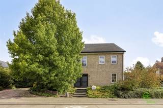 <p><span>In Hoeleden (Kortenaken) treffen we deze stijlvolle en energiezuinige woning aan, gelegen op een perceel van maar liefst 26a 25ca. Dankzij de rustige ligging geniet je hier van groen en privacy, terwijl de nodige voorzieningen in de buurt gelegen zijn. Een kleuter- en basisschool vinden we praktisch aan de overkant van de weg. De centra van Kortenaken, Glabbeek en Tienen zijn gemakkelijk te bereiken. </span></p><p><span>De oprit van de E314 ligt op 10km, deze van de E40 op 12km. </span></p><p><span> </span></p><p><span>De woning werd gebouwd in 2008 en vormt de perfecte mogelijkheid tot gebruik als kangoeroewoning. Met een bewoonbare oppervlakte van maar liefst 300m² biedt deze woning bijzonder veel ruimte en indelingsmogelijkheden. </span></p><p><span> </span></p><p><span>Een mooi EPC-label A is bekomen door de aanwezigheid van een zonnepaneleninstallatie van 7250 Wp (uit 2018), een nieuwe gasketel van 2017, een airco-installatie (verwarmen en koelen) en een ventilatiesysteem type D. Deze energiezuinige woning is dus volledig klaar voor de toekomst. </span></p><p><span> </span></p><p><span>Gelijkvloers betreden we de woning via de inkomhal vanwaar de achterhal kan bereikt worden alsook de woonkamer. Deze heeft een aangename lichtinval dankzij de grote ramen. Via de woonkamer en de keuken hebben we toegang tot de veranda. Van hieruit is er een prachtig zicht op het terras en de tuin. De keuken is volledig ingericht met alle nodige toestellen. Het slaapgedeelte op dit verdiep omvat een ruime badkamer, een slaapkamer en een apart bureau/slaapkamer. </span></p><p><span>Via de trap vooraan komen we op het eerste verdiep, deze is eveneens voorzien van een ruime leefruimte met open keuken, dewelke tevens toegang geeft tot het terras. Ook dit verdiep is voorzien van een wasruimte/badkamer, een slaapkamer en een bijkeuken/stockageruimte. </span></p><p><span>Het zolderverdiep is ingericht met 2 slaapkamers en een ruime badkamer met ligbad.</span></p><p><span> </span></p><p><span>Een oase van rust vinden we terug in de tuin. Hier is er meer dan voldoende ruimte voor de kinderen om te ravotten of om klein tot middelgrote dieren te houden.</span></p><p><span>Een carport en tuinhuisje maken het plaatje compleet.</span></p><p><span> </span></p><p><span>Comfort & technieken</span></p><p><span>- 25 zonnepanelen</span></p><p><span>- ventilatiesysteem type D</span></p><p><span>- airconditioning</span></p><p><span>- elektriciteit conform</span></p><p><span> </span></p><p><span>Pluspunten</span></p><p><span>- energiezuinig</span></p><p><span>- 5 slaapkamers & 3 badkamers</span></p><p><span>- royale tuin en verschillende terrassen</span></p><p><span>- flexibele indeling, geschikt voor grote gezinnen of gecombineerd gebruik</span></p><p><span> </span></p><p><span>De vermelde bewoonbare oppervlakte is de netto-oppervlakte van de woning met uitzondering van de bijgebouwen.</span></p><p><span>Stedenbouwkundige inlichtingen in aanvraag.</span></p><p><span> </span></p><p><span> </span></p>