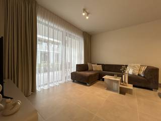 Luxueus BEN-nieuwbouwappartement (Bruto 82m²), gelegen in het centrum van Haacht. Perfect voor wie rustig wil wonen op enkele stappen van winkels en andere voorzieningen.<br /><br />Het appartement is gelegen op het gelijkvloers van nieuwbouwresidentie ’t Brouwerskwartier en beschikt over 2 slaapkamers, een lichtrijke woonkamer met open keuken en terras, badkamer met inloopdouche, WC, berging en een ruime, ondergrondse autostaanplaats (15m²). <br />Oriëntatie terras: noorden. <br />Stijlvolle gordijnen en verlichting in elke ruimte zorgen voor een warm, instapklaar geheel. (Inbegrepen.)<br />Het complex is voorzien van een zuidgerichte gemeenschappelijke tuin, fietsenberging en lift.<br /><br />Dit duurzame BEN-appartement beschikt over alle nieuwste technieken: ventilatiesysteem Type-D, vloerverwarming, zonnepanelen, warmtepomp,… Goed voor het milieu én jouw portemonnee! EPC-score 9 (Label A).<br /><br />Huurprijs: € 1.095 p.m. Prov. gem. kosten: € 100 p.m. HWB: 3 mnd. Huurcontract: 1 jaar, overgaand naar 3-6-9 jaar. Beschikbaar vanaf 01 februari 2026. Plaatsbeschrijving op gemeenschappelijke kosten (50/50).<br />Een instapklaar, energiezuinig appartement met alle voorzieningen binnen handbereik!<br /><br />Vriendelijk verzoek om aanvragen voor bezoek enkel via mail mét vermelding telefoonnummer, te richten aan info@dekrem.be.<br />Voor meer informatie: raadpleeg onze website: www.dekrem.be.