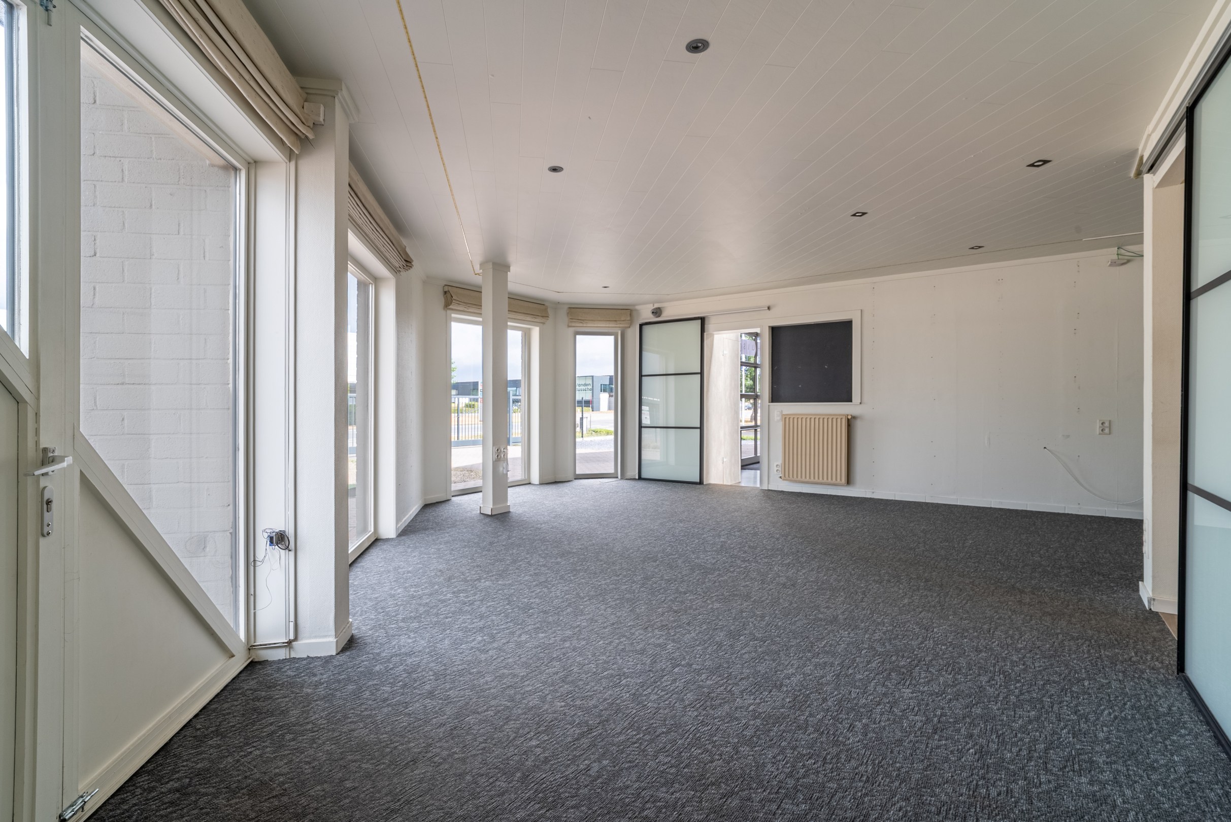Bedrijfsgebouw met showroom, magazijnen en ruime woonst op commerciële ligging in Veurne - foto 4