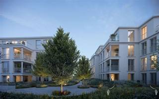 <p><span>Ruim Appartement met 2 Slpk en terras</span></p><p><span>Ontdek dit ruime appartement van 105 m² op de eerste verdieping, perfect voor comfortabel en modern wonen. Het appartement beschikt over twee slaapkamers en een badkamer met ligbad. Er is een aparte berging met aansluiting voor een wasmachine en een tweede aparte berging voor extra opslag.<br /><br />Geniet van het terras van 7 m², waar grote ramen in de leefruimte zorgen voor veel natuurlijk licht en een prachtig zicht bieden op het groene binnengebied. Het appartement is noord-oost georiënteerd en beschikt over een apart toilet voor extra gemak.<br /><br />Dit gasloze en bijna-energieneutrale project is voorzien van geothermie, vloerverwarming en zonnepanelen. Met een E-peil van maximaal 20 voldoet dit appartement aan de hoogste energienormen en biedt het een future-proof woonervaring.<br /><br /></span><span>Contacteer ons voor meer informatie en beschikbaarheid via mail <span>ronnystorms@janssenenjanssen.be</span></span><span> of bel 0487/66 33 60.</span></p>