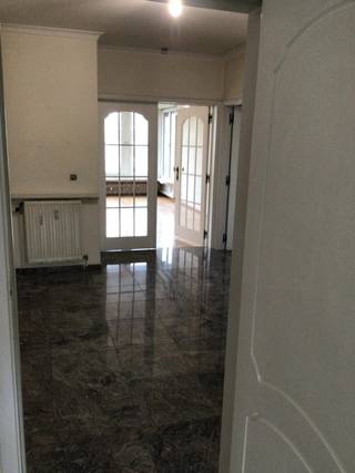 Ruim 3-slaapkamerappartement van 126 m² met 2 terrassen en autostaanplaats in centrum Genk

Dit appartement van 126 m² gelegen Weg naar As nr 9 in het centrum van Genk, ter hoogte van Shopping 1 en bevindt zich op de vierde verdieping van een residentie met zes verdiepingen.  
Het appartement is bijzonder geschikt voor kandidaat-huurders die rust en privacy belangrijk vinden en graag comfortabel wonen met alle voorzieningen van Genk binnen handbereik.

Het appartement beschikt over een ingerichte keuken, een apart toilet en badkamer met ligbad en bidet.
De drie slaapkamers bevinden zich rustig aan de achterzijde van het gebouw. Vanuit een  slaapkamer heeft u toegang tot het tweede terras.
Ondergronds beschikt het appartement over een kelderberging en een autostaanplaats, wat zorgt voor extra bergruimte en parkeergemak.

Woonoppervlakte: 126 m²
Slaapkamers: 3
Verdieping: 4e
Airco / videofoon
Beveiligde inkomdeur
Balkon: voorzijde met screen - balkon achterzijde met rolluiken
EPC: 134 kWh (m2/jaar) label B 
Autostaanplaats en berging : inbegrepen, gelegen in de ondergrondse verdieping
Beschikbaar vanaf: 1 oktober 2026

Huurprijs: € 950/maand
Gemeenschappelijke kosten: voorschot € 275/maand, inclusief verwarming en warm water

Inlichtingen:  0474 33 92 19
