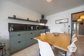 <ul>
<li>Dit appartement is gelegen op de <strong>vierde verdieping</strong> van de residentie Hypos II.</li>
<li>De residentie bevindt zich vlakbij het <strong>strand</strong>, centrum, Wellington golf, ...</li>
<li>De indeling van het appartement is als volgt: inkom, leefruimte met open keuken, <strong>twee terrassen, slaapkamer, slaaphoek</strong>, toilet, badkamer en kelderberging.</li>
<li>Het betreft een doorloop-appartement met terrassen aan beide zijden van het appartement.<br />Het ene terras geniet van zeer veel <strong>zon</strong> en <strong>zicht op de Wellington golf</strong>, het ander terras beschikt over <strong>zeezicht </strong>en avondzon.</li>
<li>Het ideale tweede verblijf of investeringsappartement. </li>
</ul>