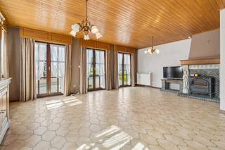 <p><span>+++ Monnikveldstraat 6, Roosdaal +++<br /><br />Deze ruime gezinswoning is gelegen in een </span><strong><span>rustige straat</span></strong><span> en biedt dankzij haar royale volumes, grote tuin en uitbreidingsmogelijkheden heel wat potentieel. De woning is op te frissen en vormt een uitstekende basis voor wie op zoek is naar ruimte en een woning volledig naar eigen smaak wil inrichten. </span><span>Het </span><strong><span>gelijkvloers</span></strong><span> omvat een inkomhal met apart gastentoilet, een ruime leefruimte en een </span><strong><span>zeer ruime leefkeuken</span></strong><span> en praktische berging. Verder bevinden zich op deze verdieping </span><strong><span>2 slaapkamers</span></strong><span> en een badkamer, uitgerust met zowel een douche als een ligbad. </span><span>Vanuit het gelijkvloers is er toegang tot een </span><strong><span>ruim terras</span></strong><span>. De grote tuin bevindt zich een niveau lager, </span><strong><span>op het niveau van de kelderverdieping</span></strong><span>, en dient nog te worden aangelegd. Hierdoor kan de toekomstige eigenaar de tuin volledig naar eigen smaak en wensen vormgeven. </span><span>Via een </span><strong><span>vaste trap</span></strong><span> bereik je de ruime zolder. Deze biedt heel wat extra mogelijkheden en kan, mits de nodige inrichting en aanpassingen, worden omgevormd tot </span><strong><span>2 bijkomende slaapkamers</span></strong><span>. </span><span>De woning is bovendien </span><strong><span>volledig onderkelderd</span></strong><span>. Hier bevindt zich een zeer ruime inpandige garage met plaats voor 2 wagens. Daarnaast is er een zee aan extra ruimte voor onder meer berging, provisie, wasplaats en/of werkplaats. </span><span>Kortom, een ruime op te frissen gezinswoning met grote tuin, uitzonderlijk veel bergruimte en tal van uitbreidingsmogelijkheden, gelegen in een rustige woonomgeving. Interesse? Plan uw bezoek en neem contact op via <strong>0478/05 90 69</strong> of <strong>info@immoteam.be</strong>.</span></p>