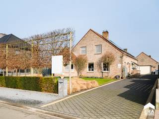 Landelijke villa met 3 slaapkamers op een ruim perceel van 17a89ca met een prachtig zicht naar de tuin vanaf het terras of binnen in de woning. Op...