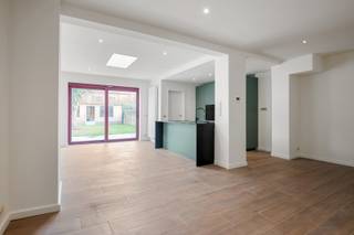 In een rustige en residentiële straat, op de Oudebaan 67 te Mortsel, bevindt zich deze volledig gerenoveerde halfopen bebouwing die comfort, stijl en energiezuinigheid perfect combineert. Dankzij de oostgerichte oriëntatie geniet u elke ochtend van aangenaam natuurlijk licht.Bij het betreden van de woning komt u binnen in een lichtrijke leefruimte met een moderne afwerking en een warme uitstraling. Aansluitend bevindt zich de nieuwe, volledig uitgeruste keuken, voorzien van kwalitatieve toestellen en voldoende werk- en opbergruimte.De woning beschikt over drie ruime slaapkamers, die flexibel in te richten zijn als master bedroom, kinderkamer, bureau of hobbyruimte. De nieuwe badkamer werd stijlvol afgewerkt en is uitgerust met een inloopdouche en modern badkamermeubel.Verder zijn er twee afzonderlijke toiletten, wat het wooncomfort aanzienlijk verhoogt.Een extra troef is de ruime kelder, ideaal als voorraadruimte, wasruimte of extra bergruimte.De woning werd grondig gerenoveerd met aandacht voor kwaliteit en duurzaamheid: vernieuwde leidingen, technieken, ramen, dak en isolatie zorgen voor een hedendaagse woonervaring met gunstige energieprestaties.Buiten geniet u van een aangename tuin waar het rustig vertoeven is, ideaal om te ontspannen of gezellig te tafelen.Kortom, een instapklare gezinswoning op een uitstekende ligging nabij winkels, scholen, openbaar vervoer en belangrijke invalswegen.Wil jij het pand bezichtigen, contacteer dan onderstaande gegevens.☎️ 0468/56.94.08✉️ nils@lefevervastgoed.be💬 Stuur een berichtje