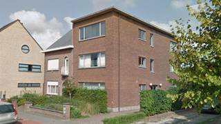 <p>U betreedt het appartement (± 85 m²) op de eerste verdieping (zonder lift) via de inkom hall met afzonderlijke berging met aansluiting voor wasmachine en ruimte voor droogkast.<br />Wanneer u de woonruimte betreedt, heeft u aan de linker zijde een kleine maar degelijke keuken, inclusief oven, elektrische kookplaat en frigo. <br />Vervolgens is er een ruime L-vormige living op mozaïek-vormige parket, grote ramen (allen thermopane). Alle ramen, de verwarmingsketel en elektriciteitskast in 2019 vernieuwd.<br />Het appartement heeft 2 slaapkamers (±10 m² en ±12 m²) met ingemaakte kasten.<br />De badkamer met toilet, een ligbad met draaibaar scherm om te douchen en enkele lavabo.<br />Huurprijs: € 850 huur + € 75 huur garage<br /><br /><strong>POSITIEVE ASPECTEN<br /></strong>- Alle ramen, elektriciteitskast en verwarmingsketel vernieuwd in 2019<br />- Gans het appartement is opnieuw geschilderd, standaard wit<br />- Garage beschikbaar<br />- Geen vaste algemene onkosten te betalen<br />- Ligging dichtbij het centrum van Kontich en de verbindingsweg Antwerpen-Mechelen</p>