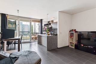 Centraal gelegen appartement met garagebox.Dit appartement op de eerste verdieping is gunstig gelegen, op wandelafstand van winkels, openbaar vervoer...