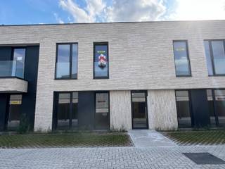 In de residentie Green Gardens bieden we een luxueus appartement te huur aan, ideaal voor wie comfort en kwaliteit belangrijk vindt.<br />Dit appartement beschikt over:<br /><br />✔️ 2 slaapkamers<br />✔️ Een ruime badkamer met inloopdouche én bad<br />✔️ Een volledig uitgeruste open keuken<br />✔️ Een praktische berging<br />✔️ Vloerverwarming voor extra wooncomfort<br />✔️ Zonnepanelen voor een energiezuinige levensstijl<br />✔️ Staanplaats onder carport + ondergrondse berging &amp; fietshaak<br />✔️ Een zonnig terras met zicht op het groen<br /><br />Appartement is nog niet volledig afgewerkt (oplevering ongeveer oktober - nog te bevestigen!!!)<br />Huurprijs + syndic <br /><br />Dankzij de combinatie van kwalitatieve afwerking, energiezuinigheid door de zonnepanelen en een toplocatie in hartje Waregem, is dit appartement een unieke kans.<br /><br />056 61 11 11 - waregem@demeester.be