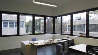 Vrijstaand kantoorgebouw met ruime parking. Recent gerenoveerd, moderne inrichting. Flexibele ruimte voor opslag en kantoor op gelijkvloers, kantoren op verdieping. Makkelijk bereikbaar vanop de Brusselse Ring. Busverbinding naar de stations van Diegem en Zaventem. Veel natuurlijke lichtinval.<br /><br />Kosten en taksen: Op aanvraag.