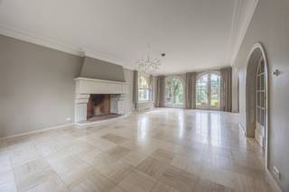 Interesse in een prachtig eigendom te Turnhout? Neem contact op met Nathan via nathan@reds.be<br /><br />TE KOOP MET PREVIEW: ENKEL OP AFSPRAAK<br /><br />Op een mooie ligging bevindt zich deze karaktervolle villa, een woning die ruimte, stijl en mogelijkheden combineert.<br /><br />Binnen valt meteen de royale indeling op. De villa beschikt over vijf volwaardige slaapkamers en twee badkamers, waardoor ze geschikt is voor diverse woonvormen zoals grote gezinnen, co-housing, kangoeroewonen of wonen en werken onder één dak. De zolderverdieping biedt bijkomende mogelijkheden en kan ingericht worden als extra slaapkamers, bureau, hobbyruimte of polyvalente verdieping.<br /><br />De woning beschikt over een ruime kelder en is volledig voorzien van kruipruimte, wat zorgt voor extra comfort en praktische bergruimte. Daarnaast is er een inpandige garage voor één wagen.<br /><br />Buiten geniet u van een prachtige, groene tuin waar rust en privacy centraal staan. Het zwembad vormt het hart van de tuin en creëert een echte buitenbeleving. Achteraan bevindt zich bovendien een apart bijgebouw met dubbele garage, ideaal voor wagens, opslag of atelier.<br /><br />Een absolute meerwaarde is de optionele aankoop van de aangrenzende bouwgrond van 1.348 m² ter waarde van €320.000, die tal van mogelijkheden biedt:<br /><br />- realisatie van een extra woning<br /><br />- investering of projectontwikkeling (onder voorbehoud van vergunning)<br /><br />- uitbreiding van de tuin voor maximale privacy en exclusiviteit