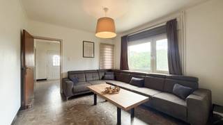<p>Bij ImmoFusion 7/7 “open huis” : klik op onze 3D-TOUR.<br />Ervaar vastgoed alsof je er zelf doorloopt!<br /><br /></p>
<p>Welkom in deze ruime gezinswoning gelegen in de Kerkstraat 10 te Houthalen-Helchteren. Deze woning biedt bijzonder veel leefruimte, een praktische indeling en tal van mogelijkheden om er helemaal uw eigen thuis van te maken. Met drie ruime slaapkamers, twee badkamers, een grote veranda, een mooie omheinde tuin en een garage beschikt deze woning over heel wat troeven. Dankzij de verschillende leefruimtes en de grote afmetingen is dit bovendien een woning met potentieel voor wie ruimte en mogelijkheden belangrijk vindt.<br /><br /></p>
<p>Bij het binnenkomen betreedt u de inkomhal met de trap naar de bovenverdieping meteen aan de linkerzijde. Vanuit de hal komt u rechtstreeks in de bijzonder ruime living. De grote leefruimte biedt voldoende plaats voor een comfortabele zithoek en een ruime eetkamer, waardoor hier een aangename centrale leefruimte ontstaat voor het hele gezin.<br /><br /></p>
<p>Verder rechtdoor in de inkomhal bevindt zich een extra tussenkamer. Deze polyvalente ruimte kan perfect ingericht worden als bureau, speelkamer, hobbyruimte of eventueel als rustige werkplek. Zo krijgt u meteen een extra ruimte die flexibel kan worden ingevuld volgens uw eigen behoeften.<br /><br /></p>
<p>Achteraan de woning bevindt zich de keuken. Hoewel deze vandaag wat verouderd is, biedt ze een mooie basis om volledig naar eigen smaak en wensen te moderniseren. De keuken staat rechtstreeks in verbinding met de grote veranda. Deze ruime veranda vormt een bijzonder aangename extra leefruimte met veel mogelijkheden: een gezellige zithoek, eetruimte, hobbyruimte of plaats om het hele jaar door van de tuin te genieten. Via de veranda bereikt u achteraan de woning nog een grote extra badkamer en een aparte, ruime waskamer. De aanwezigheid van deze bijkomende ruimtes zorgt voor heel wat praktisch comfort en mogelijkheden.<br /><br /></p>
<p>Op de bovenverdieping bevinden zich drie ruime slaapkamers. Alle kamers bieden voldoende plaats voor een volwaardig bed, kasten en verdere inrichting. Daarnaast beschikt de verdieping over een tweede badkamer, wat zorgt voor extra comfort en privacy voor het gezin.<br /><br /></p>
<p>Ook buiten heeft deze woning heel wat te bieden. De mooie, volledig omheinde tuin vormt een aangename plek om te ontspannen, kinderen te laten spelen of gezellig samen te genieten van het buitenleven. De garage zorgt bovendien voor extra bergruimte en parkeermogelijkheid.<br /><br /></p>
<p>De woning is gelegen in de Kerkstraat in Helchteren, op korte afstand van het centrum en verschillende dagelijkse voorzieningen. In de omgeving bevinden zich onder meer winkels, horeca, scholen en openbaar vervoer. Ook de verbindingen richting de E314 zijn vlot bereikbaar, waardoor zowel Genk, Hasselt als andere Limburgse steden gemakkelijk bereikbaar zijn.<br /><br /></p>
<p>Deze ruime woning is dan ook een interessante opportuniteit voor wie op zoek is naar veel leefruimte, een grote tuin en vooral een woning die nog volledig naar eigen smaak kan worden ingericht.<br /><br /></p>
<p><strong>Pluspunten:<br /></strong>- Zeer ruime woning<br />- 3 ruime slaapkamers<br />- 2 badkamers<br />- Grote veranda als extra leefruimte<br />- Mooie omheinde tuin<br />- Perceelbreedte van 20m<br />- Garage aanwezig<br />- Keuken met mogelijkheden om naar eigen smaak te vernieuwen</p>
<p>Voor een bezichtiging ter plaatse of meer info, bel ons op 078/78.78.70, of kom gewoon binnen op ons kantoor, steeds welkom!</p>