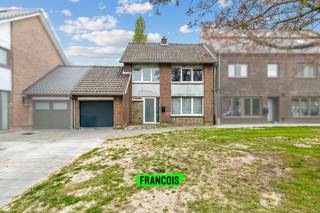Deze woning is rustig gelegen in een aangename woonwijk nabij het centrum van Brugge. <br /><br />De indeling is praktisch en omvat een inkomhal, een lichtrijke leefruimte en een basis geïnstalleerde keuken. Verder beschikt de woning over drie slaapkamers, een te renoveren badkamer, een kelder en een zolder waar extra kamers gecreëerd kunnen worden.<br /><br />Daarnaast is er een ruime garage aanwezig met voldoende parkeergelegenheid op het perceel. De grote tuin vormt een bijkomende troef en biedt veel buitenruimte en privacy. Achteraan het perceel is bovendien een extra doorgang voorzien, wat extra toegankelijkheid en gebruiksgemak kan bieden.<br /><br />Verder beschikt de woning over dubbele beglazing en een vernieuwde verwarmingsinstallatie.<br /><br />Interesse? Neem dan nu contact op met Kenjiro via 0495 64 69 95 of waeles@immofrancois.be!<br /><br />