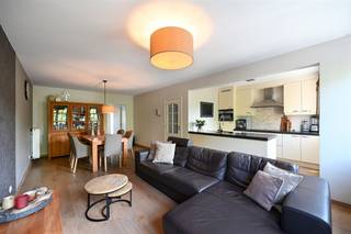 Bekijk dit appartement uitgebreid op www.koosi.beDit mooie appartement is gelegen op de 2de verdieping van een modern klein gebouw met 6 appartementen en ondergrondse garage te Kontich, Duffelsesteenweg 23.Op wandelafstand van dit appartement kan je eigenlijk alles terugvinden wat je dagdagelijks nodig hebt, het centrum van Kontich ligt echt vlakbij.Als we via de inkomhal de living betreden merken we direct op dat dit appartement zeer stijlvol en met kwalitatieve materialen afgewerkt is.De living, gang en slaapkamers zijn voorzien van een mooie massieve parketvloer.De keuken met kookeiland is volledig ingericht met ingebouwde toestellen en vanuit de keuken hebben we ook toegang tot het terras dat aan de straatkant is gelegen.Achteraan vinden we 2 ruime slaapkamers, telkens voorzien van een groot schuifraam met elektrische rolluiken. Via dit schuifraam heb je toegang tot het grote achterterras waar het rustig vertoeven is.Zowel de gang als beide slaapkamers zijn ook voorzien van een mooie parketvloer.In de stijlvol ingerichte badkamer vinden we een ligbad, douche en dubbele lavabo.Een terras vooraan en een groot terras achteraan biedt je de mogelijkheid om op elk moment van de dag te genieten van de zon.Dit appartement is voorzien van een kelderberging en ondergrondse autostaanplaats. De autostaanplaats is in de prijs begrepen.