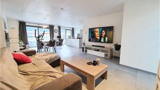 <strong>Prachtige en recente 3-slaapkamerwoning</strong> met <strong>grote TUIN</strong> en <strong>GARAGE </strong>op een zeer goede ligging in <strong>Elverdinge</strong>, vlakbij een bakkerij, beenhouwerij en dagbladhandel. Gelegen in een zijweg van de Veurnseweg en de verbindingsweg tussen Elverdinge en Boezinge. Een energiezuinige en kwalitatief afgewerkte woonst met een <strong>vlotte verbinding met de Noorderring, Ieper, Veurne en Diksmuide. </strong><br />Troeven : <br /><strong>+ Energielabel A!</strong><br />+ Vloerverwarming op gelijkvloers!<br />+ Hoogwaardige kwaltatieve afwerking en inrichting!<br />Gegarandeerd woonplezier in deze eigentijdse en comfortabele woning met een bruikbare vloeroppervlakte van 250 m²<br /><br />Omvat een inkomhal met gastentoilet, een ruime leefruimte met modern geïnstalleerde open keuken met eiland, trappenhal, 3 slaapkamers (1 ervan met dressing), ruime volledig ingerichte badkamer, garage met sectionale poort, een grote zolder en een zuid-gericht onderhoudsvriendelijke tuin met tuinhuis voorzien van verlichting en stopcontact. <br />#leukwonen #elverdinge #ieper<br /><br />Beschikbaar  1 maart 2026