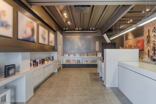 <p>Bent u op zoek naar een eigendom waar wonen en werken perfect samengaan? Dan is dit veelzijdige pand met handelsruimte, woning én aparte studio absoluut een bezoek waard.<br /><br />Het handelsgedeelte van 92 m² geniet van een uitstekende zichtbaarheid langs een drukke verbindingsweg en biedt tal van mogelijkheden voor een zelfstandige activiteit, kantoor, praktijk of winkelruimte. Aansluitend bevindt zich de woning met een gezellige leefruimte. Op de eerste verdieping vindt u 2 ruime slaapkamers en een badkamer. De tweede verdieping beschikt bovendien over een extra zolderkamer die perfect kan dienen als bureau, hobbyruimte of extra slaapkamer.<br /><br />Een absolute troef is de aparte studio van 120 m² achteraan het perceel. Deze ruimte werd jarenlang gebruikt als professionele fotostudio en is momenteel nog steeds verhuurbaar als fotostudio via Huureenfotostudio.be, wat extra opbrengstmogelijkheden biedt. Uiteraard kan deze ruimte ook perfect worden gebruikt als atelier, praktijkruimte, showroom of andere zelfstandige activiteit dankzij de ruime oppervlakte en flexibele indeling.<br /><br />Troeven:<br />- Handelsruimte van 92 m²<br />- Woning met aangename leefruimte<br />- 2 slaapkamers en badkamer<br />- Extra zolderkamer<br />- Studio van 120 m² met tal van mogelijkheden<br />- Ideaal voor zelfstandigen of investeerders<br />- Uitstekende handelsligging in Oordegem<br /><br />Een unieke opportuniteit voor wie wonen en ondernemen wil combineren op een commerciële toplocatie!<br /><br />Bij Albert kom je thuis!<br />Voor meer informatie of een bezoek:</p>