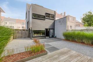 In de Kogelstraat in Gent ontdekken we deze verrassend ruime en instapklare woning (166 m² bruto), waar strak design en natuurlijke lichtinval de...