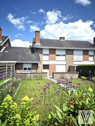 De woning ligt te Lendelede, rustig gelegen in een doodlopende straat.  De woning omvat de inkom met trap naar het eerste verdiep. Bij het...