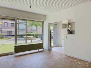 Ontdek dit vernieuwde appartement in een rustige straat nabij het centrum van Aartselaar.<br />Recent werden de opfrissingswerken afgerond en geniet u nu van een instapklaar appartement in een onderhouden kleinschalig gebouw.<br />U komt binnen in de hal voorzien van parlofonie die uitgeeft op de ruime leefruimte. Aansluitend de half-open keuken voorzien van frigo en vriezer, vaatwas, kookvuur en pompbak.<br />Vanuit de woning heeft u een heerlijk zicht op de mooi onderhouden voortuinen die toebehoren aan het gebouwencomplex.<br />Via de nachthal met ingebouwde kast en gastentoilet komt u twee ruime slaapkamers tegen+ een extra kamer die gebruikt kan worden als bureau/dressing. De ruime badkamer met bad/douchecombinatie en vernieuwde lavabo biedt u ook nog de ruimte om wasmachine en droogkast te installeren.<br />Kelderberging voorzien.<br />Garage met automatische poort & elektriciteitsvoorziening mogelijks aan te kopen aan €27.000<br />Verwarming Bulex ketel gas- EPC B- Dak recent vernieuwd - Asbestvrij- Elektriciteit conform