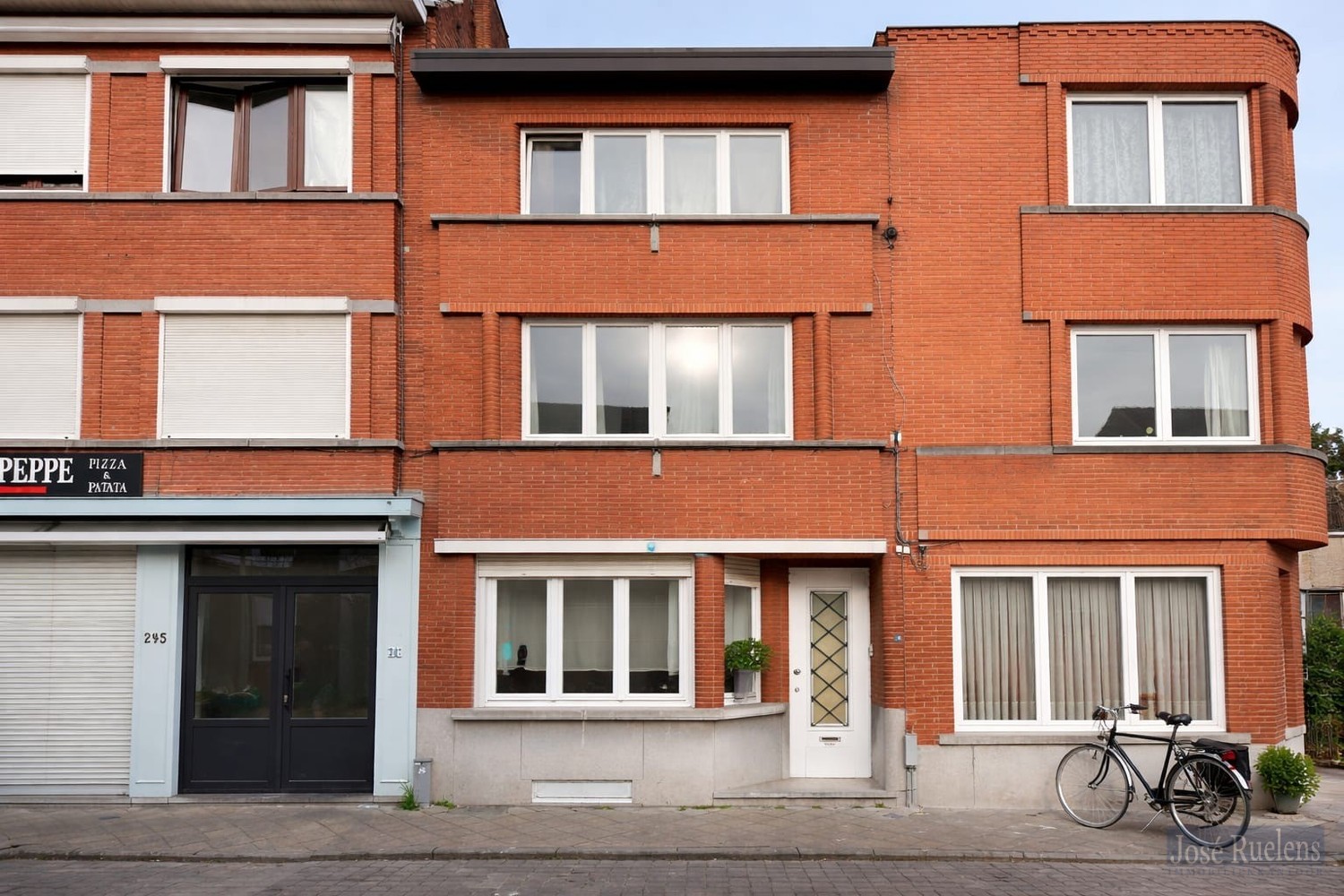 Ruim woonhuis met 10 plaatsen, 3 sanitaire units en koer.De woning is enkel verkoop als woonhuis.Ideaal voor inwonende kinderen of oudere persoon.