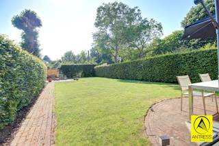 <p><span>Volledig gerenoveerde gezinswoning met 4 ruime slaapkamers, 2 badkamers, garage, oprit en prachtige tuin met ideale West-oriëntatie!</span></p><p><span>De woning is voorzien van 16 zonnepanelen met thuisbatterij, elektrische keuring conform AREI, zeer goede EPC score (label A), asbestveilig, verwarming op warmtepomp en gas, airconditioning aanwezig, zonnewering en verduistering op alle ramen, op maat gemaakte inbouwkasten, enz...! </span></p><p><span> </span></p><p><span>De woning is gelegen in een straat met uitsluitend plaatselijk verkeer, ze beschikt over een oprit die uitgeeft op de garage.<br />De garage is voorzien van een vernieuwde elektrische sectionaalpoort.</span></p><p><span>De inkomhal is voorzien van een gastentoilet met handenwasser en is ruim genoeg voor het plaatsen van een vestiairekast.</span></p><p><span>De leefkamer geniet via de talrijke kamerhoge ramen van een prachtig zicht op de tuin en kan makkelijk worden ingedeeld met eetkamer en salon.</span></p><p><span>De tuin geniet van een West oriëntatie met bijgevolg heel de dag zon.</span></p><p><span>De keuken is voorzien van alle comfort zoals vaatwasser, inductie kookplaat, oven, etc.</span></p><p><span>Naast de keuken treffen we de wasplaats met aansluitingen wasmachine/ droogkast, gevolgd door een handige bergkelder.</span></p><p><span>Op de eerste verdieping treffen we de eerste 2 ruime slaapkamers en de eerste badkamer.</span></p><p><span>De eerste badkamer beschikt over een dubbele spoelbak, instapdouche, in de hal treffen we het tweede toilet.</span></p><p><span>Op de tweede verdieping treffen we opnieuw 2 ruime slaapkamers en de tweede badkamer met douche, lavabo en WC.</span></p><p><span>Verder beschikt de woning nog over een handige bergzolder.</span></p><p><span> </span></p><p><span>Contacteer ons voor een bezoek ter plaatse!</span></p><p><span> </span></p><p><span> </span></p>