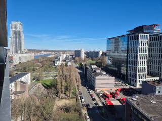 BRUXELLES Centre – À deux pas du Canal et de la place Yser, découvrez ce lumineux appartement perché au 12e et dernier étage d’un immeuble...