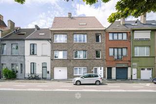 <p><span>GENT - Interessante investeringsopportuniteit met drie op te frissen appartementen en zeven garages nabij Gent-Centrum.</span></p><p><span> </span></p><p><span>Op de Rooigemlaan bieden wij u een uiterst interessante opbrengsteigendom aan, bestaande uit drie 2-slaapkamer-appartementen, waarvan twee appartementen met een gezellig terras. </span></p><p><span>Het gebouw is gunstig gelegen, vlakbij Gent Centrum, diverse studentencampussen (Voskenslaan, Schoonmeersen, De Sterre), openbaar vervoer en winkels. </span></p><p><span> </span></p><p><span>De belangrijkste troeven in een notendop: </span></p><ul><li><span>Centraal gelegen nabij campussen en openbaar vervoer</span></li><li><span>Drie afzonderlijke twee slaapkamer appartementen (leefruimte met keuken, badkamer (lavabo, toilet, douche), twee slaapkamers)</span></li><li><span>Zeven afzonderlijke vergunde garage boxen</span></li><li><span>Na opfrissing enorm veel verkoop/verhuur potentieel</span></li><li><span>Vlotte bereikbaarheid</span></li><li><span>Momenteel verhuurd</span></li><li><span>Terrassen Zuid-georienteerd</span></li><li><span>Gunstige EPC's en asbest veilige appartementen</span></li></ul><p><span> </span></p><p><span>Indeling:</span></p><p><span>Deze opbrengst eigendom bestaat uit drie afzonderlijke entiteiten.</span></p><p><span>Op het gelijkvloers bevindt zich een appartement met een bewoonbare oppervlakte van 106m². Het appartement omvat een leefruimte, eetplaats, keuken, badkamer en twee slaapkamers.</span></p><p><span>Op de eerste en tweede verdieping bevindt zich telkens een appartement met een bewoonbare oppervlakte van 103m². Elk appartement beschikt evenals over een leefruimte, keuken, badkamer met inloopdouche en twee slaapkamers en een zuid gericht terras.</span></p><p><span> </span></p><p><span>Belangrijk: </span></p><p><span>Richtprijs: 875.000 EUR</span></p><p><span>EPC GD: 20201023-0002330570-GD-2</span></p><p><span>Geen renovatieverplichting - Asbestveilig</span></p><p><span> </span></p><p><span>Interesse? Contacteer Axel Lenaerts makelaars voor meer info via 09 245 24 24 of zoe@axellenaerts.be</span></p><p><span> </span></p>
