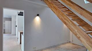 Deze volledig vernieuwde woning (2024) combineert hedendaags wooncomfort met een stijlvolle, luxueuze afwerking. Gelegen in de rustige en...