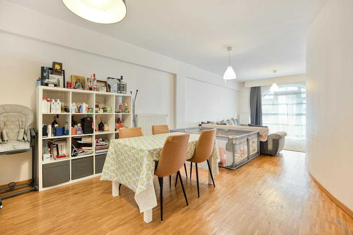 Appartement met twee slaapkamers en balkon gelegen in Elsene. - foto 4