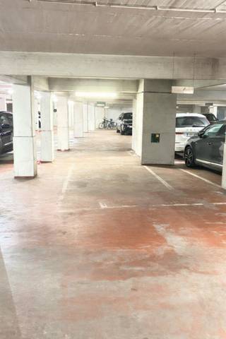 Place de parking à un étage souterrain dans la rue Harmonie.L’entrée se trouve à l'arrière du bâtiment.La place de parking est située dans le garage...