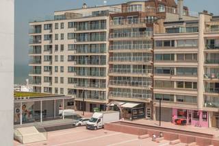 Au cœur de Knokke, dans un emplacement de premier choix absolu dans le prestigieux triangle Kustlaan - Lippenslaan - Dumortierlaan, se trouve cet appartement superbement rénové au 4ème étage du Kustlaan 16. À distance de marche de la digue et au milieu du centre commercial animé, vous profitez ici du meilleur des deux mondes.<br /><br />Cet appartement a été entièrement rénové avec une attention particulière pour les détails et l'esthétique. L'intérieur se distingue immédiatement par son style contemporain audacieux et constitue une alternative raffinée aux rénovations classiques. Les combinaisons de couleurs soigneusement choisies créent une atmosphère chaleureuse et unique parfaitement équilibrée.<br /><br />L'espace de vie se compose d'un salon lumineux avec une cuisine ouverte, où fonctionnalité et design se marient harmonieusement. Un banc intégré a été créé dans la cuisine, à partir duquel vous pouvez profiter d'une vue charmante sur la place Lichttoren et même apercevoir la mer. La cuisine est équipée d'un généreux plan de travail en pierre naturelle, un matériau qui a été systématiquement utilisé dans les espaces sanitaires, contribuant ainsi à un concept global fort.<br /><br />L'appartement dispose de trois chambres à coucher complètes. Deux chambres ont chacune leur propre salle de bains ou salle de douche et donnent sur la terrasse ensoleillée à l'arrière. La troisième chambre a été aménagée de manière très créative en un coin nuit confortable avec un lit superposé intégré, complété par une fenêtre en verre coloré qui apporte une agréable luminosité et une sensation ludique d'ouverture.<br /><br />Les salles de bains sont élégamment finies, avec notamment une finition structurée dans les douches, ce qui contribue à leur aspect luxueux et unique.<br /><br />En résumé, cet appartement combine un design prononcé, une finition de haute qualité et un emplacement exceptionnel - idéal comme résidence secondaire ou investissement au cœur de Knokke.<br /><br />Une opportunité unique pour ceux qui recherchent quelque chose de vraiment différent.