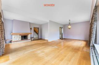 In een rustige, doodlopende straat in het residentiële Tervuren, omgeven door landbouwgronden en vlak bij het Moorselbos, bevindt zich deze te renoveren villa op een perceel van 13a77ca. Binnenin geniet de woning van een ruime, lichtrijke leefruimte met grote raampartijen en een mooie connectie met de tuin. De aparte keuken biedt potentieel om omgevormd te worden tot een hedendaagse leefkeuken. De inpandige garage biedt plaats aan twee wagens en extra bergruimte. Op de eerste verdieping bevinden zich vier volwaardige slaapkamers en twee badkamers, wat tal van mogelijkheden biedt voor een gezin, thuiswerk of hobbyruimte. De rondom gelegen tuin zorgt voor privacy en een groene, rustige woonbeleving. Een unieke opportuniteit voor wie wil wonen in alle rust én met uitstekende bereikbaarheid. De ligging is een absolute troef: op slechts 10 minuten van Tervuren en 20 à 30 minuten van Leuven en Brussel, zowel via de autosnelweg als via binnenwegen. Ideaal voor wie werkt in Leuven, Heverlee (Imec, Gasthuisberg) of Brussel. In de nabijheid vindt u tal van voorzieningen: Carrefour, Lidl, de British School of Brussels, het Park van Tervuren, het AfricaMuseum en de Golf van Sterrebeek. Voor bijkomende informatie of een bezoek ter plaatse kan u terecht bij HOMIÉS, an eye for immo via 016 22 82 22 of info@homies.be.