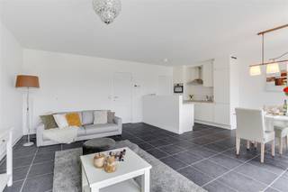 <p><span>INDELING</span></p>
<p><span><br />1STE VERDIEPING</span></p>
<p><span>Appartement 3 is gelegen op de 1ste verdieping links (lift aanwezig) van de mooie residentie genaamd "Mansum", bestaande uit 8 woonéénheden, gelegen op slechts +/- 70 meter van de Grote markt.</span></p>
<p><span>Het heeft een bewoonbare oppervlakte van 100 m² en bestaat uit een inkomhal, een ruime eet-/woonkamer (39m²) met een open, modern ingerichte keuken (diepvries met 3 lades, ijskast, elektrisch fornuis, combi-oven, afwasmachine) en aansluitend een berging/technische ruimte.</span></p>
<p><span> </span></p>
<p><span>Verder zijn er 2 slaapkamers (16m² - 9m²), een badkamer met bad/douche, lavabo en kastmeubel, en een apart toilet in de inkomhal.</span></p>
<p><span>Achteraan is er een gezellig, zuid-georiënteerd terras (7,5m²).</span></p>
<p><span> </span></p>
<p><span>PARKING</span></p>
<p><span>Op de privéparking achter het gebouw beschikt men over een garagebox met automatische poort, verlichting en een stopcontact.</span></p>
<p><span>Tevens heeft men een ruime overdekte fietsenstalling voor 3 fietsen per appartement. </span></p>
<p><span> </span></p>
<p><span>BIJZONDERHEDEN</span></p>
<ul>
<li><span>verwarmd op gas</span></li>
<li><span>verluchtingssysteem type D</span></li>
<li><span>zonwerend glas achteraan en akoestische en isolerende schrijnwerk aan de voorkant.</span></li>
<li><span>lift aanwezig</span></li>
<li><span>garagebox met automatische poort inbegrepen</span></li>
<li><span>gemeenschappelijke kosten<span> </span>50<span> </span>euro per maand</span></li>
<li><span>abonnementskosten voor water, gas en elektriciteit vallen ten laste voor de huurder</span></li>
<li><span>beschikbaar vanaf 1 oktober 2026</span></li>
</ul>
<p><span> </span></p>
<p><span>POSITIEVE ASPECTEN</span></p>
<ul>
<li><span>topligging, op wandelafstand van de markt van Turnhout met horeca, winkels e.d.</span></li>
<li><span>openbaar vervoer is makkelijk toegankelijk, een busknooppunt bevindt zich vlakbij.</span></li>
<li><span>een fietsenstalling voor 24 fietsen en een gezamenlijke afvalberging.</span></li>
</ul>