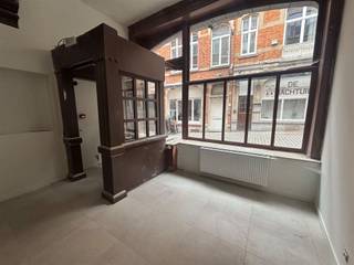 <p>In the Krakenstraat, one of the entrance streets to the Old Market, you can find this exceptional commercial opportunity. The commercial ground floor is equipped with three reception areas located on the street side, perfect for visibility in an environment with a lot of passage. The first floor has separate plumbing options and plenty of space for all kinds of trading opportunities. In the basement you have plenty of storage space, a bi</p>