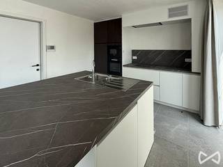 In het rustige, groene Zwalm vind je deze energiezuinige nieuwbouwwoning, ideaal voor wie op zoek is naar hedendaags comfort in een landelijke omgeving.<br /><br />De woning biedt vier ruime slaapkamers, een garage en een lichte leefruimte met prachtig uitzicht op de omliggende velden. Dankzij de slimme indeling en kwaliteitsvolle afwerking is dit de perfecte thuisbasis.<br /><br />Bovendien voldoet de woning aan de nieuwste energie- en isolatienormen, afgewerkt met gordijnen en voorzien van verlichting, helemaal klaar voor de toekomst.<br /><br />Voor meer informatie of een vrijblijvend bezoek neem contact op met Stefanie op het nummer 055/59 50 10 of via mail Stefanie.browaeys@weinvest.be.