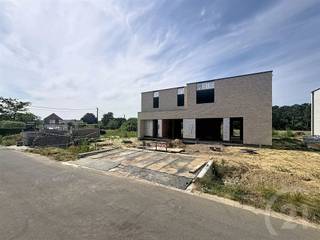<p>Energiezuinig wonen in een rustige, groene omgeving</p><p>Tijdelijke actie: de 1ste koper ontvangt 10 operationele zonnepanelen van 460 Wp, ter waarde van € 5.000, volledig GRATIS.</p><p>In Project Veldzicht in Begijnendijk bevinden zich momenteel al 4 woningen in de ruwbouwfase en zullen binnenkort wind- en waterdicht zijn. Wie snel beslist, kan de materialen en afwerking nog naar eigen smaak kiezen.</p><p>De woning ligt in een doodlopende straat en geniet van een rustige ligging met een open, landelijk uitzicht aan de achterzijde. Tegelijk woon je op wandelafstand van het station, met verbindingen richting Antwerpen, Hasselt, Leuven en Brussel. Ook het centrum van Begijnendijk en de stad Aarschot bevinden zich vlakbij.</p><p>Op het gelijkvloers is er een inkomhal met apart gastentoilet. Verder beschikt de woning over een inpandige garage, een ruime leefruimte en een open keuken. Dankzij de grote raampartijen geniet je hier van veel natuurlijk licht en een mooi zicht op de tuin en de achterliggende weide.</p><p>De eerste verdieping omvat 3 volwaardige slaapkamers waarvan 1 met dressing, een nachthal met afzonderlijk toilet en een praktische wasberging. De badkamer heeft plaats voor een ligbad, een aparte douche en een dubbele wastafel.</p><p>Voor een laag energieverbruik en een hoog wooncomfort wordt de woning voorzien van:</p><p>* een warmtepomp met vloerverwarming;<br />* ventilatiesysteem type D;<br />* regenwaterrecuperatie;<br />* 10 zonnepanelen van 460 Wp;</p><p>De verkoop gebeurt onder de Wet Breyne (12% registratie op de grond en 21% btw op de constructie)</p><p>Interesse in deze woning? Contacteer ons via 016 90 10 21 of info@future-home.be.<br /> </p>