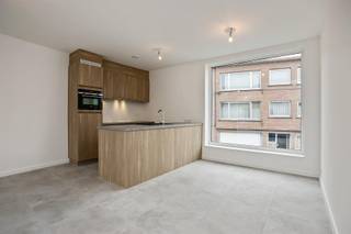<p>Dit energiezuinige nieuwbouw appartement te huur in Herent combineert hedendaags wooncomfort met een uitstekende ligging. Dankzij het EPC-label A woon je niet alleen comfortabel, maar geniet je ook van een lager energieverbruik. De centrale ligging zorgt ervoor dat winkels, scholen, openbaar vervoer en belangrijke verbindingswegen zich op korte afstand bevinden, waardoor je elke dag geniet van een vlotte bereikbaarheid.</p><p>Bij het binnenkomen kom je terecht in een ruime inkomhal die toegang geeft tot de verschillende leefruimtes. De lichtrijke woonkamer vormt samen met de open keuken een aangename leefomgeving waar koken, ontspannen en samenkomen perfect samengaan. De grote raampartijen zorgen voor veel natuurlijke lichtinval en creëren een open gevoel. Vanuit de leefruimte heb je rechtstreeks toegang tot het bijzonder ruime terras, een ideale plek om te genieten van een ontbijt in de ochtendzon, een gezellige maaltijd of een rustig moment in de buitenlucht.</p><p>Het appartement beschikt over twee comfortabele slaapkamers die zich perfect lenen als hoofdslaapkamer, kinderkamer, logeerkamer of thuiskantoor. De moderne badkamer is praktisch ingericht en biedt alle comfort voor het dagelijkse leven. Daarnaast beschikt het appartement over een afzonderlijke berging die zorgt voor extra opslagruimte en een georganiseerde woonomgeving.</p><p>Een privatieve parkeerplaats maakt het geheel compleet en biedt dagelijks extra comfort.</p><p>Dankzij de combinatie van een kwalitatieve nieuwbouw, een energiezuinig karakter, een uitzonderlijk ruim terras en een uitstekende ligging is dit appartement een ideale keuze voor wie op zoek is naar comfortabel wonen in Herent.</p><p>Interesse in dit nieuwbouw appartement met 2 slaapkamers? Contacteer ons via www.living-stone.be voor meer informatie of plan vrijblijvend een bezoek.</p>