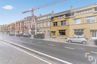 In het centrum van Ieper, op slechts van 170 meter van de Menenpoort, vinden we deze duurzame woning.De woning onderging doorheen de jaren sedert...