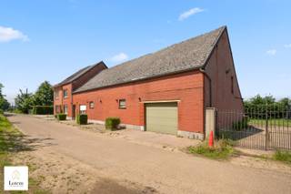 <strong>Unieke renovatiekans op uitzonderlijke locatie in Aarschot</strong><br /><br />Op zoek naar een eigendom die rust, privacy en een exclusieve ligging combineert met de mogelijkheid om uw droomwoning volledig naar eigen wens te realiseren? Dan is deze uitzonderlijke eigendom zonder twijfel een buitenkans.<br /><br />Deze karaktervolle langgevelhoeve met een indrukwekkende gevelbreedte van maar liefst 23 meter bevindt zich op een werkelijk unieke locatie in Aarschot. Omringd door groen en natuur geniet u hier van een ongeëvenaarde rust en privacy, terwijl alle dagelijkse voorzieningen, het stadscentrum en de verbinding naar de autosnelweg richting Leuven en Brussel zich op korte afstand bevinden. Een zeldzame combinatie die slechts uitzonderlijk op de markt komt.<br /><br />De eigendom wordt aangeboden als een totaalrenovatieproject en biedt bijzonder veel potentieel. Een grote meerwaarde is dat de woning wordt verkocht inclusief een vergunde bouwvergunning en goedgekeurde plannen, waardoor u onmiddellijk aan de realisatie van uw droomproject kunt beginnen zonder lange administratieve procedures.<br /><br />Volgens de vergunde plannen wordt de woning omgevormd tot een exclusieve gezinswoning met een doordachte en hedendaagse indeling:<br />
<ul>
<li>Ruime inkomhal</li>
<li>Bureau of praktijkruimte</li>
<li>Royale leefruimte met open keuken</li>
<li>Garage</li>
<li>Vier volwaardige slaapkamers</li>
<li>Twee badkamers</li>
<li>Diverse praktische berg- en leefruimtes</li>
</ul>
<br />De absolute blikvanger van deze eigendom zijn zonder twijfel de adembenemende vergezichten over de omliggende natuur. Dankzij de unieke inplanting geniet u dagelijks van een panoramisch uitzicht dat elk seizoen een ander decor biedt.<br /><br />Troeven van deze eigendom:
<ul>
<li>Uitzonderlijke en rustige ligging</li>
<li>Volledige privacy midden in het groen</li>
<li>Indrukwekkende gevelbreedte van 23 meter</li>
<li>Verkocht met vergunde bouwplannen</li>
<li>Mogelijkheid om een exclusieve droomwoning te realiseren</li>
<li>Vier slaapkamers en twee badkamers volgens vergunde plannen</li>
<li>Vlotte verbinding naar Leuven, Brussel en belangrijke invalswegen</li>
<li>Prachtige, blijvende natuurzichten</li>
<li>Zeldzame eigendom met uniek karakter</li>
</ul>
Een eigendom voor wie geen genoegen neemt met het gewone en op zoek is naar een uitzonderlijke woonbeleving op een locatie die zelden beschikbaar komt.<br />Contacteer ons voor meer informatie over de plannen en ontdek het unieke potentieel van deze bijzondere eigendom.<br /><br />ook uw eigendom succesvol verkopen? info@lotemvastgoed.be/0475520014<br />