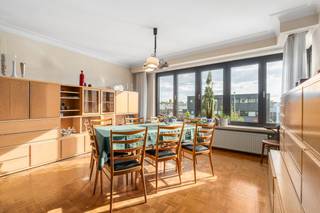 [[ DIT PAND NEEMT DEEL AAN DE ERA OPEN HUIZEN DAG OP 19/9 VAN 14:30 TOT 15:30 ]]
<p>Comfortabel appartement in Gent met 2 slaapkamers, twee terrassen en een gunstig EPC B.</p>

<p>Dit appartement aan de Brusselsesteenweg in Gent combineert een praktische indeling met een centrale ligging nabij winkels, openbaar vervoer en belangrijke invalswegen. De lichtrijke leefruimte met een aangenaam vrij zicht bevindt zich naast de keuken . Met twee volwaardige slaapkamers, bergruimte in het appartement aslook in de kelder biedt dit appartement alle comfort voor eigen bewoning of als interessante investering. Dankzij het gunstige EPC B profiteer je bovendien van een energiezuinige woonst. De ligging in een levendige handelswijk zorgt voor een vlotte verbinding en alle dagelijkse voorzieningen binnen handbereik.</p>

<p> </p>

<p>Belangrijkste ruimtes:<br />• Ruime living/eetkamer met aangename lichtinval<br />• Keuken met praktische indeling<br />• 2 volwaardige slaapkamers<br />• Badkamer<br />• Hal met vlotte circulatie<br />• Berging voor extra opslagruimte<br />• Terras (8 m²) ideaal om buiten te ontspannen<br />• Kelder</p>

<p>Troeven:<br />• 2-slaapkamer appartement met terrassen en gunstig EPC B<br />• Ideaal voor eigen gebruik of als investering<br />• Nabij invalswegen, openbaar vervoer, winkels en sportfaciliteiten</p>

<p> </p>

<p>Neem vandaag nog contact op met je ERA-makelaar voor een bezoek.</p>

<p>JOUW DROOMAPPARTEMENT. ZO GEVONDEN!</p>