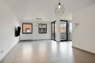 Op een centrale en gegeerde locatie in Hasselt, in de rustige Nicolaas Theelenstraat, bevindt zich dit aangename appartement uit 2006. Ondanks de centrale ligging is de straat zeer rustig en biedt ze een aangename woonomgeving, op wandelafstand van het bruisende stadscentrum.<br /><br />Het appartement is gelegen op de eerste verdieping en beschikt over een praktische en aangename indeling. Via de inkomhal krijgt u toegang tot de verschillende vertrekken, waaronder het aparte toilet en de praktische berging. De lichtrijke leefruimte vormt het hart van het appartement en sluit aan op de keuken. Vanuit zowel de leefruimte als de keuken is er een aangenaam zicht op het terras.<br /><br />Verder beschikt het appartement over twee slaapkamers en een badkamer.<br /><br />Een bijkomende troef is de private kelderberging, ideaal voor extra opslagruimte. Daarnaast beschikt het appartement over een eigen autostaanplaats in de ondergrondse garage, waardoor u steeds comfortabel en veilig kunt parkeren.<br /><br />Meer info of graag een bezoek ter plaatse? Contacteer laura.vanhelmont@dewaele.com<br /><br />Bestuursmaatregelen in het maatregelenregister: nee<br /><br />Deze AI-visualisaties zijn bedoeld als inspiratie. Er werd geen rekening gehouden met technische specificaties, stedenbouwkundige voorschriften of de concrete mogelijkheden tot realisatie.