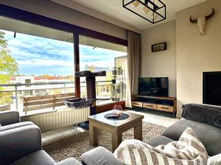 Dit aangenaam en lichtrijk appartement bevindt zich in een residentie omgeven door groen.Indeling:InkomhalRuime, helder verlichte...