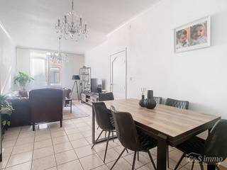 Woning met 4 slaapkamers en terras in de Brederodebuurt. U betreedt het pand via de inkomhal met voldoende ruimte voor een vestiaire. Aan de voorzijde bevindt zich de lichtrijke woonkamer (ca.25 m²) op tegelvloer. Aan de achterzijde bevindt zich de ruime leefkeuken (ca. 16 m²). Deze is voorzien van een vaatwasser, keramische kookplaat, dampkap, oven en aansluiting voor een wasmachine. Vanuit de keuken betreedt u het rustig gelegen terras (ca. 12 m²) aan de achterzijde. De badkamer (ca.6m²) werd in 2021 gerenoveerd en is voorzien van een inloopdouche, lavabo en toilet. Op de eerste verdieping bevinden zich 2 slaapkamers (ca.18-12 m²) op laminaatvloer. De ruimste slaapkamer geniet van hoge plafonds, wat een riant ruimtegevoel geeft. Op de tweede verdieping bevinden zich 2 slaapkamers (ca.18-11 m²) op laminaatvloer. Er is een zolder aanwezig die kan dienen als extra bergruimte. <br />Ruime droge kelder (ca.38 m²) aanwezig.<br /><br />Vlakbij alle invalswegen, winkels en openbaar vervoer. EPC D. CV op gas.