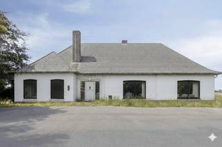 Deze charmante woning bevindt zich langs de Bruggesteenweg in Gits met een ruim perceel en prachtige verzichten. Aan de voorzijde beschikt ze over een ruime parking, die desgewenst kan worden omgevormd tot een mooie oprit met voortuin. De woning is zeer ruim en beschikt over 312 m² bewoonbare oppervlakte! De woning is volledig gelijkvloers, heeft drie slaapkamers, volledig onderkelderd en geniet mooie, ruime volumes. De grote tuin biedt tal van mogelijkheden voor ontspanning en spelende kinderen. Voor de woning is er tal van parking voorzien.INDELINGGelijkvloers:- Praktische inkomhal met gastentoilet- Lichtrijke woonkamer- Ruime eetplaats- Keuken- Aangelegde tuin- 3 Slaapkamers- BadkamerTroeven:- Ruim perceel met landelijk verzicht- Geen renovatieverplichting- 3 Slaapkamers- Vlotte bereikbaarheid van winkels, scholen en invalswegen