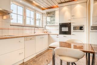 Ontdek dit ruime <strong>tweeslaapkamerappartement (111m<sup>2</sup>)</strong> op de <strong>tweede verdieping</strong> van een <strong>kleinschalige</strong> residentie aan de <strong>rand van Sint-Niklaas.</strong><br />Bij het binnenkomen van <strong>de inkomhal (±2,4 m²) </strong>valt meteen de <strong>ruime woonkame</strong>r<strong> (±43 m²) </strong>en aansluitend bevindt zich de <strong>keuken (±11 m²) </strong>met een handige <strong>berging (±3 m²),</strong>  waar zich de aansluitingen voor wasmachine, droogkast bevinden. <br /><br />Het appartement beschikt over t<strong>wee ruime slaapkamers,</strong> waarvan één met een <strong>aansluitende veranda </strong>die perfect kan dienen als leeshoek, bureau of hobbyruimte. De <strong>badkamer (±9 m²) </strong>is  uitgerust met een hoekbad en wastafel. Verwarming gebeurt via centrale verwarming op aardgas.<br /><br /><strong>Technisch:</strong><br />• EPC: 758 kWh/m²/jaar – label F (renovatieplicht van toepassing)<br />• G-score: D – P-score: D<br />• Wg, Vg, Vv, Gmo, Gvkr<br />• Niet gelegen in overstromingsgevoelig gebied<br /><br />Het appartement is <strong>momenteel verhuurd.</strong><br /><br />Dit appartement biedt een betaalbare woonoplossing én is bijzonder interessant voor wie zoekt naar een investering met stabiel rendement.<br />Contacteer ons vandaag nog voor meer informatie of een bezichtiging op 03 369 70 33.<br /> 